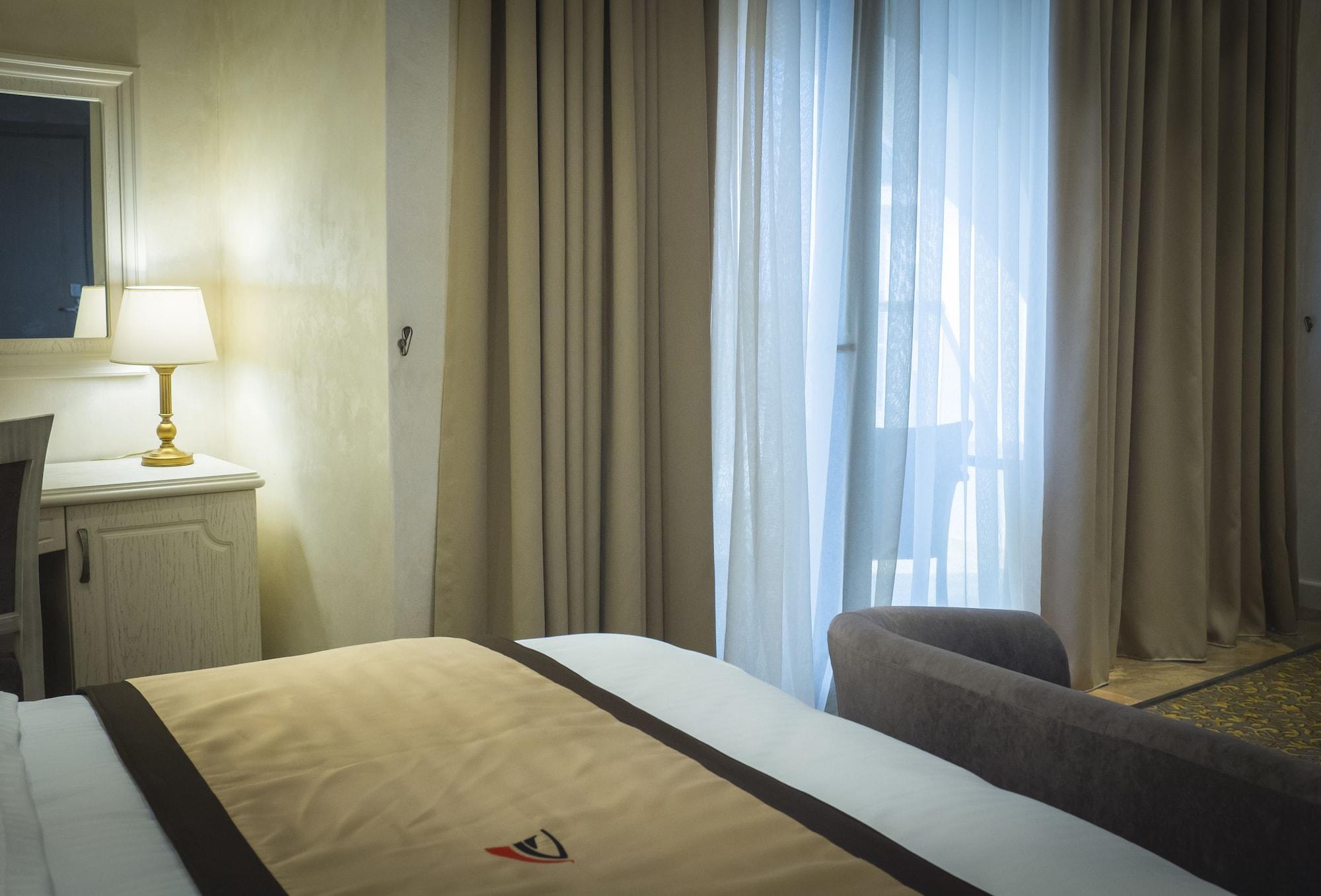 Colosseum Marina Hotel Batumi Exterior photo