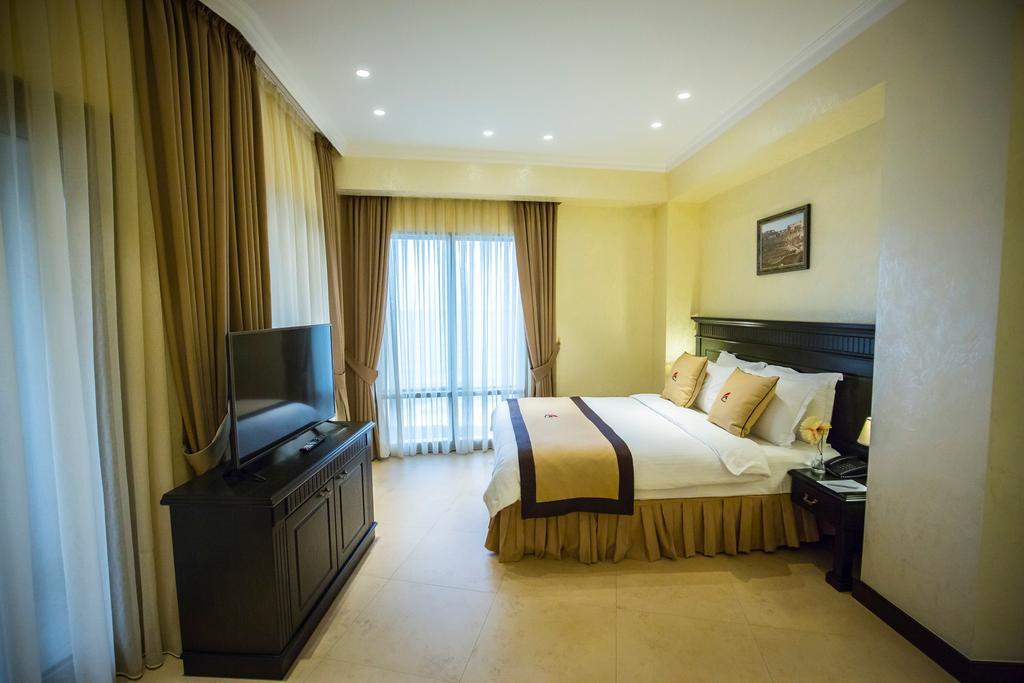 Colosseum Marina Hotel Batumi Room photo