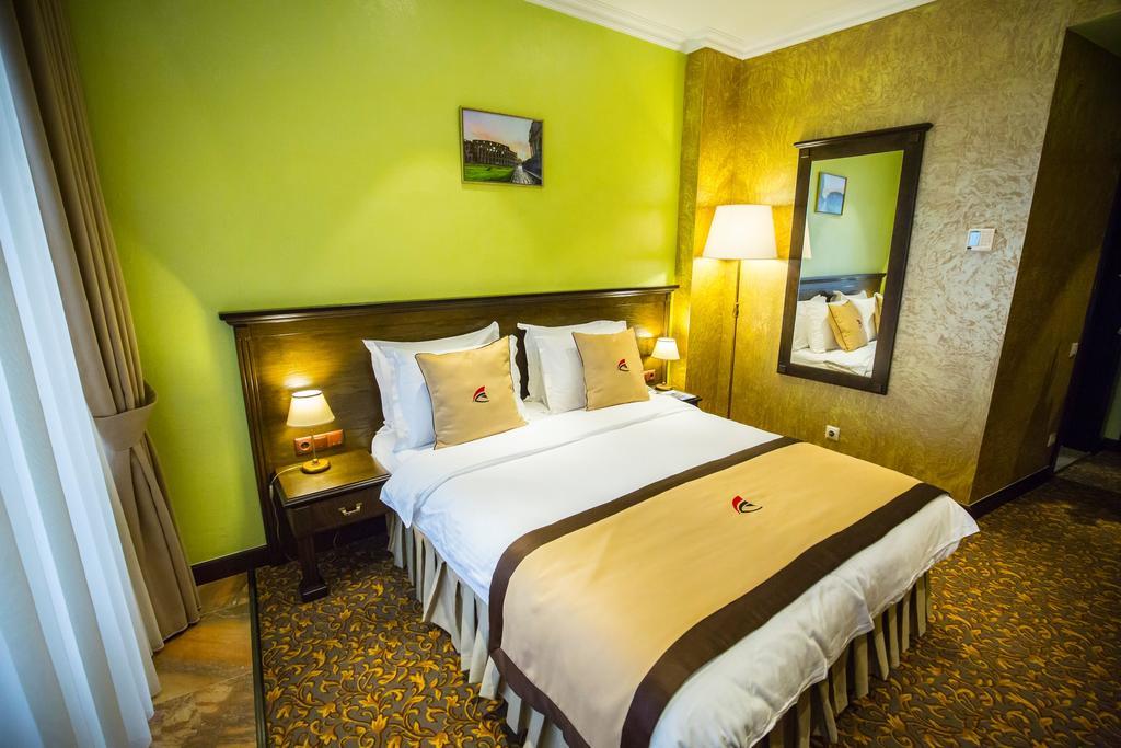 Colosseum Marina Hotel Batumi Room photo