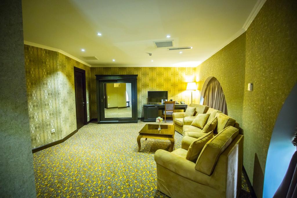 Colosseum Marina Hotel Batumi Room photo